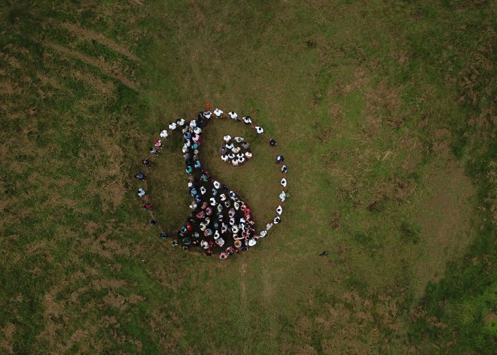 Drone photo of Bolovian coffee farmers forming the Fairtrade Mark